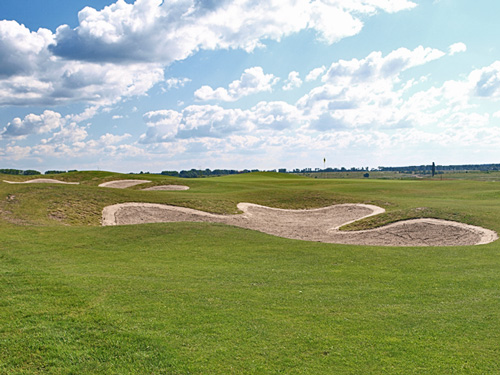 Budowa pola golfowego - łagodne płytkie bunkry angielskiego architekta pól golfowych.