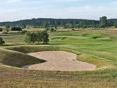 Budowa pola golfowego - stromo nachylone bunkry angielskiego architekta pól golfowych.
