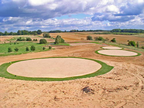 Budowa pola golfowego - budowa kompleksu tee, odpowiednio pochylonych odwrotnie do kierunku green.