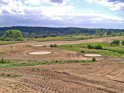 Budowa pól golfowych - tee konstruuje się podobnie do green, lecz z płytszą warstwą wegetacyjną.