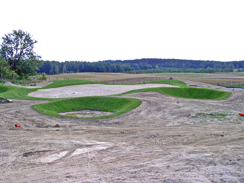 Budowa pola golfowego - gotowy do siewu green zabezpieczony darniowaniem przed erozją.