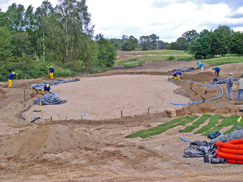 Budowa pola golfowego - wokół putting green instalowany jest system nawadniający.