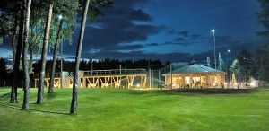 Budowa pola golfowego / galeria pól golfowych - pawilon golfowy, zadaszony driving range z 6 dołkowym polem golfowym pitch & putt Aquilla Park.