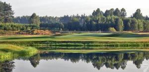 Budowa pola golfowego / galeria pól golfowych - jezioro i green dołka golfowego na polu golfowym Mazury Golf.