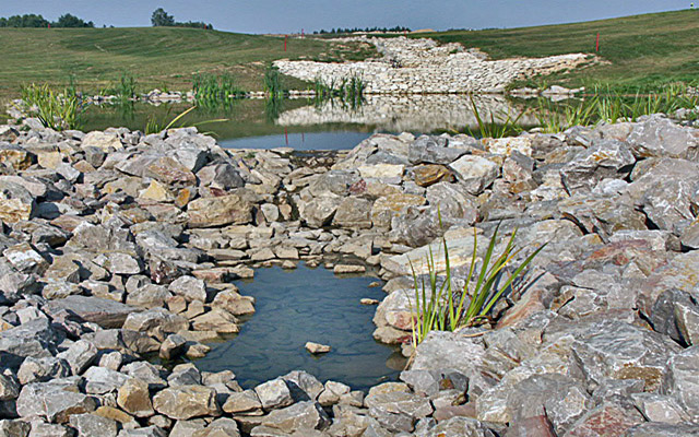 Pola golfowe - budowa pola golfowego - kaskada przelewu między jeziorami (zbiornikami retencyjnymi) pola golfowego.