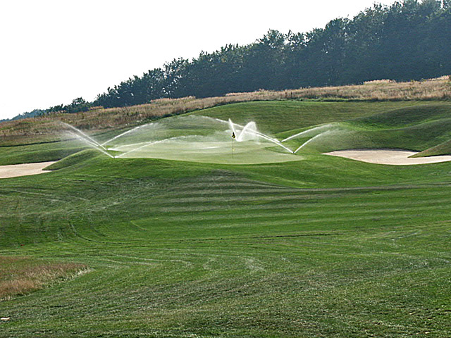 Pola golfowe - budowa pola golfowego - system nawadniający na polu, impaktowe zraszacze wynurzalne nawadniające green golfowy z approaches.