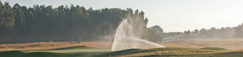 Budowa pola golfowego - system nawadniający na polu golfowym oparty o zraszacze wynurzalne, rotory .