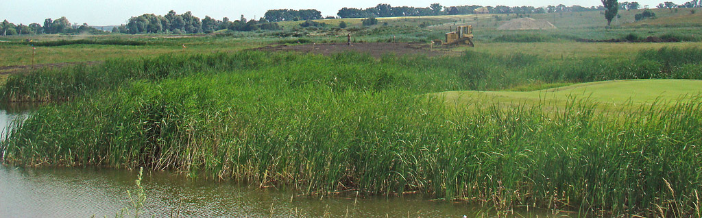 Budowa pola golfowego - jezioro jest niezbędne do retencji wody na polu golfowym.