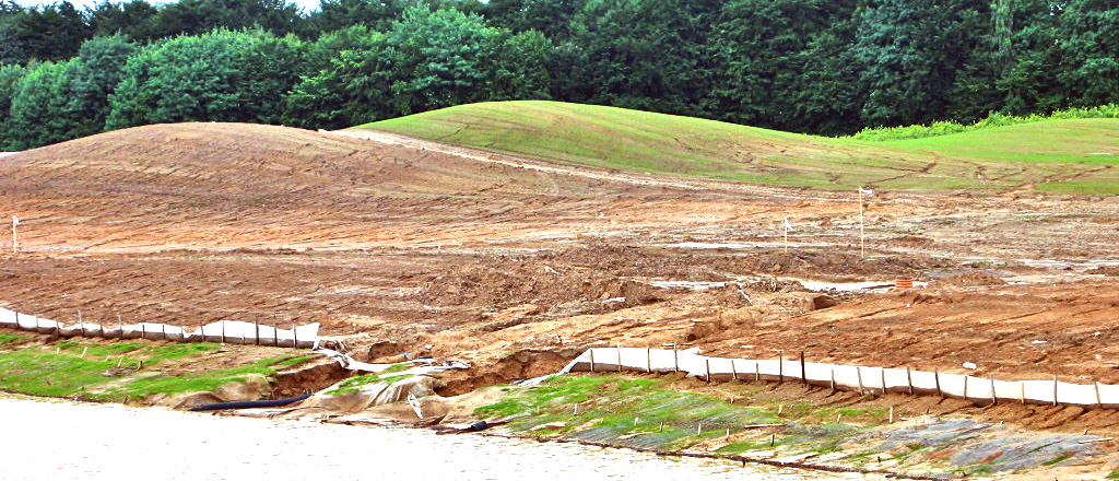 Powierzchniowa erozja wodna gleby (ablacja deszczowa) przy budowie pola golfowego. Bezskuteczna kontrola erozji.